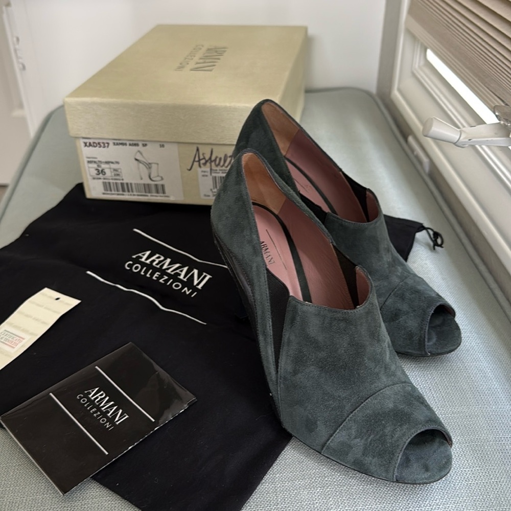 NWT and box Armani Collezioni 3” open toe suede and patent pump